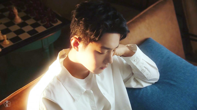 Обои картинки фото мужчины, xiao zhan, актер, рубашка, диван, подушка