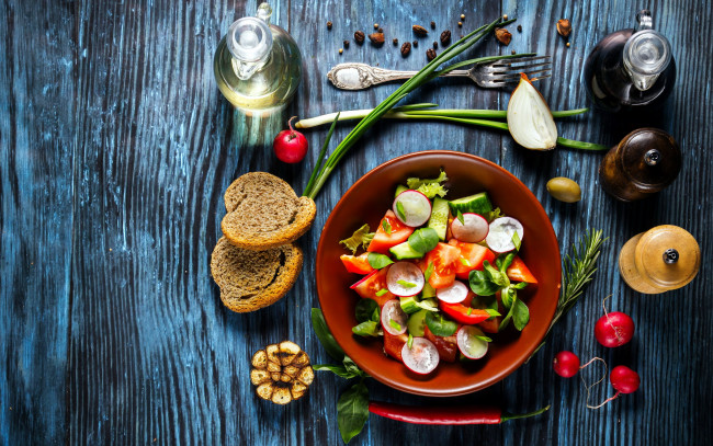 Обои картинки фото еда, салаты,  закуски, овощной, салат, помидоры, масло, чеснок, редис