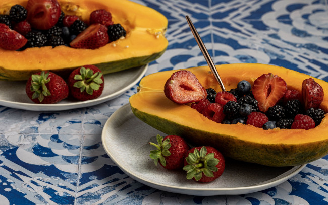 Обои картинки фото еда, фрукты,  ягоды, папайя, ягоды, клубника, ежевика, малина