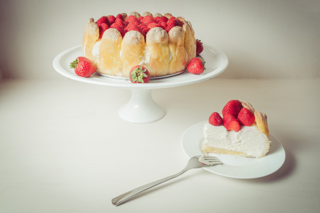 Обои картинки фото еда, торты, клубника, торт, крем, печенье, савоярди