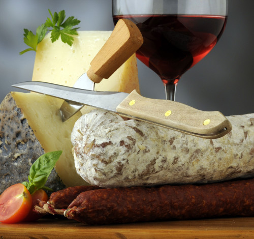 Обои картинки фото еда, натюрморт, сыр, ножи, помидор, колбаса, бокал, вина