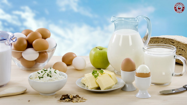 Обои картинки фото еда, натюрморт, яйца, творог, кувшин, молоко, хлеб, завтрак, яблоко, масло