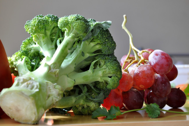 Обои картинки фото еда, фрукты, овощи, вместе, брокколи, виноград