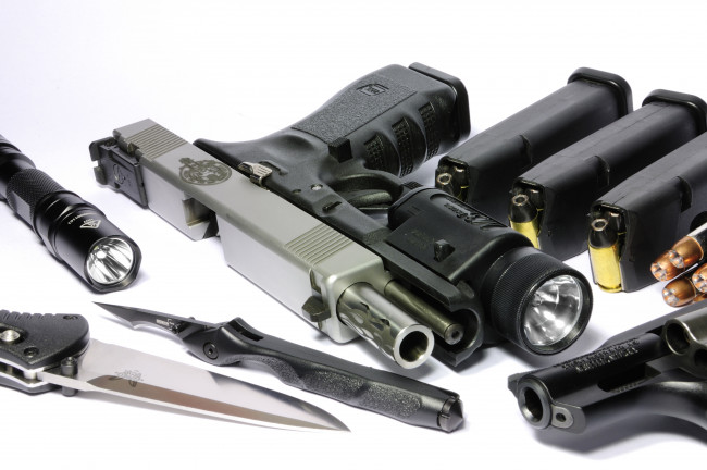 Обои картинки фото оружие, пистолеты, фонарик, ножи, магазины