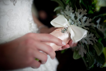 Картинка разное руки букет свадьба вышивка платье невеста