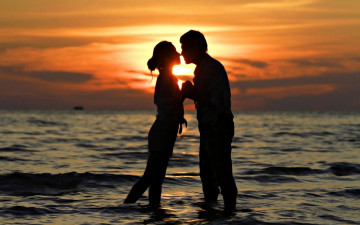 Картинка разное мужчина+женщина couple romantic любовь kiss people love sunset море закат поцелуй пара