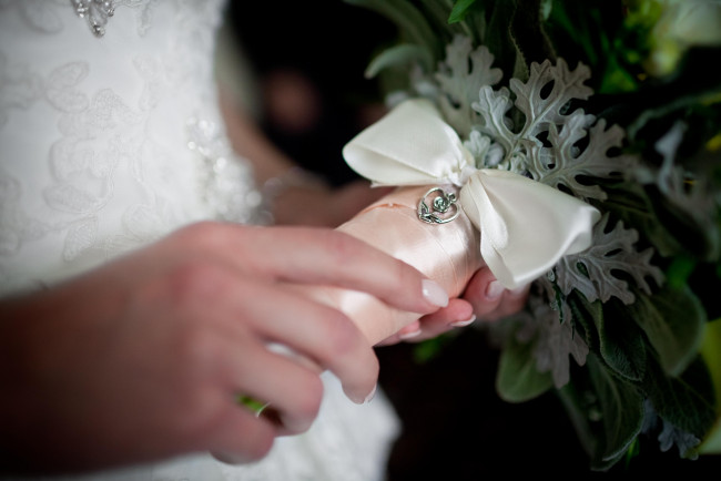 Обои картинки фото разное, руки, букет, свадьба, вышивка, платье, невеста