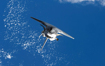 Картинка космос космические+корабли +космические+станции полёт земля океан облака спейс шаттл космический челнок
