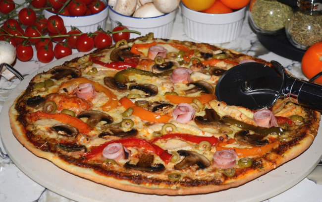Обои картинки фото еда, пицца, сыр, помидоры, перец, ветчина, грибы, томаты