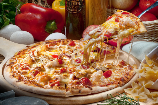 Обои картинки фото еда, пицца, яйца, масло, перец, помидор, сыр, паста