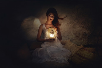 Картинка девушки -unsort+ брюнетки темноволосые настроение свет лампа тень девушка