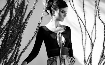 Картинка девушки sarah+wayne+callies колючки декольте платье черно-белая актриса