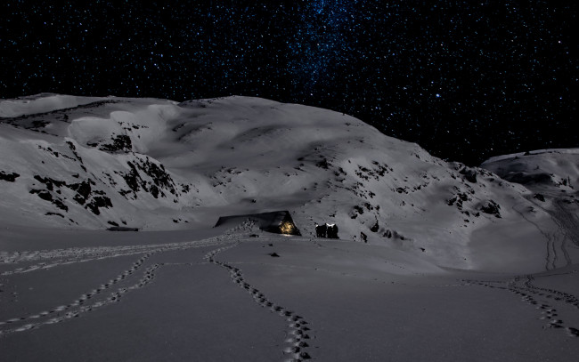 Обои картинки фото природа, горы, снег, следы, ночь, звезды