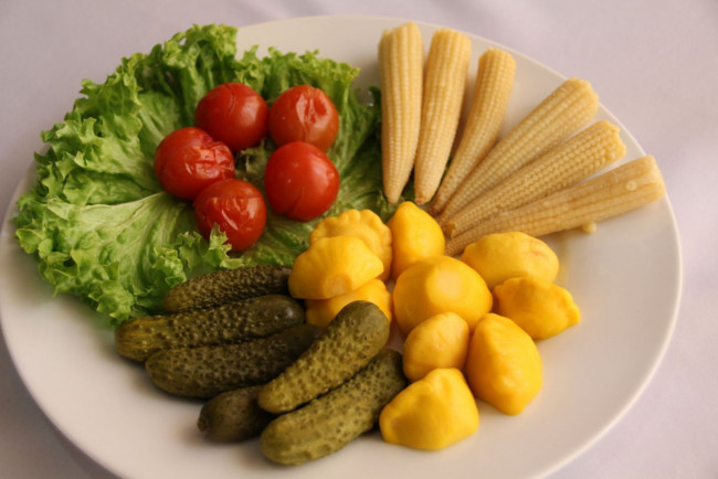 Обои картинки фото еда, консервация, кукуруза, томаты, соленья, зелень, огурцы, помидоры