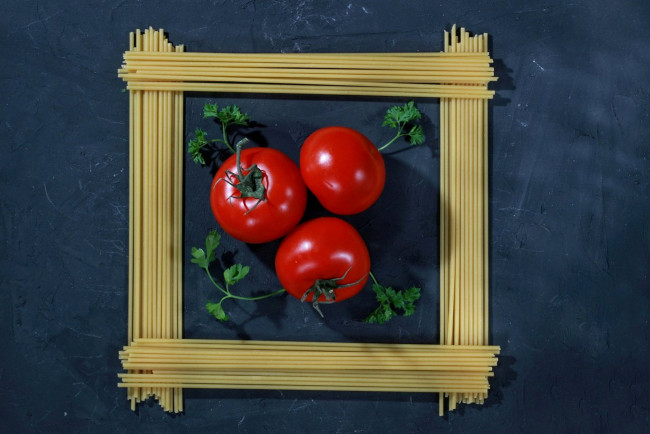 Обои картинки фото еда, помидоры, томаты, спагетти, натюрморт, макароны