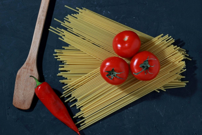 Обои картинки фото еда, разное, помидоры, спагетти, томаты, перец, макароны