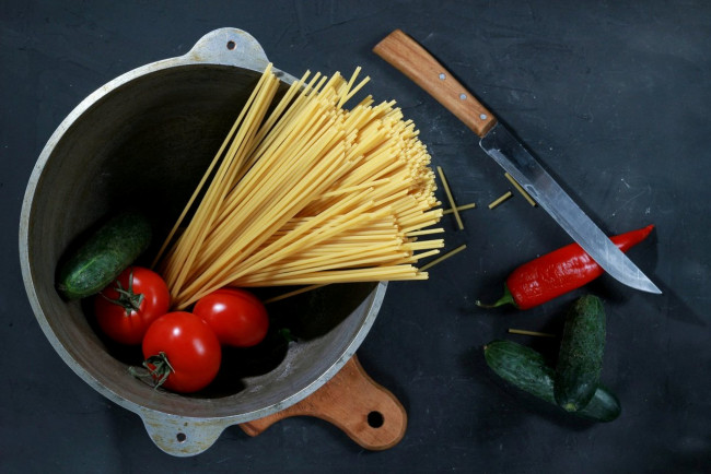 Обои картинки фото еда, разное, спагетти, макароны, томаты, помидоры, огурцы