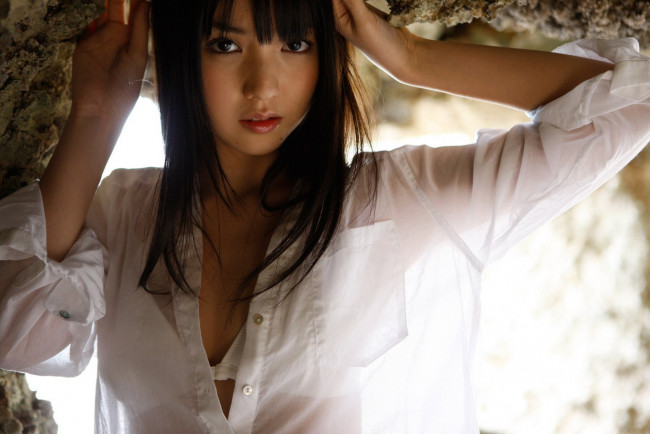 Обои картинки фото девушки, sayumi michishige, рубашка, скала, пещера