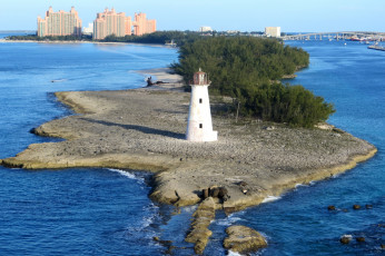 обоя lighthouse on island at nassau in the bahamas, природа, маяки, lighthouse, on, island, at, nassau, in, the, bahamas