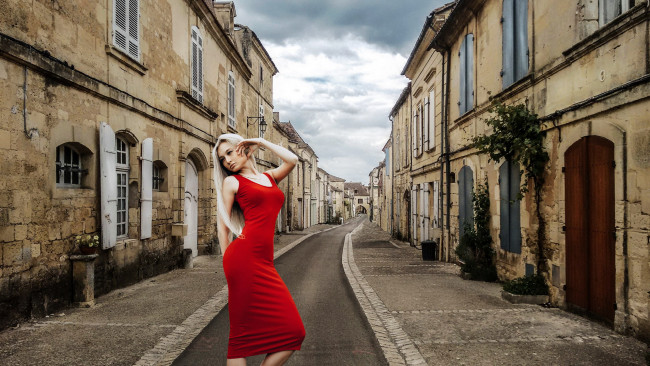 Обои картинки фото девушки, - блондинки,  светловолосые, блондинка, улица, дома, красное, платье