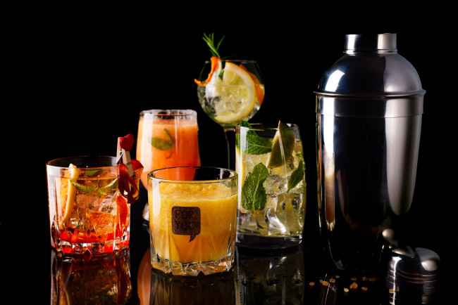 Обои картинки фото еда, напитки,  коктейль, шейкер, коктейли, стаканы