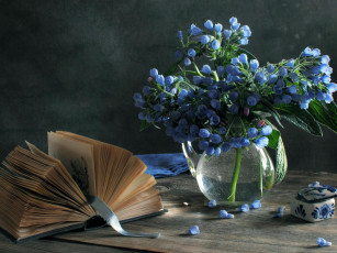 Картинка цветы луговые полевые натюрморт лента голубые ваза книга шкатулка закладка