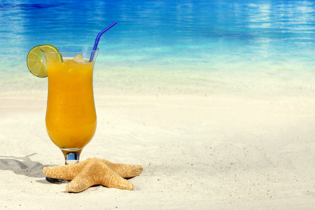 Обои картинки фото еда, напитки,  коктейль, summer, starfish, fresh, cocktail, drink, sand, fruit, beach, tropical, orange