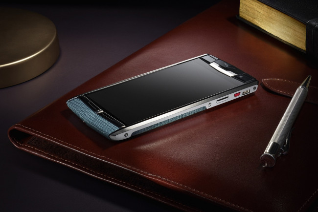 Обои картинки фото vertu signature, бренды, - vertu signature, стол, смартфон, телефон, верту, книга, ручка, папка