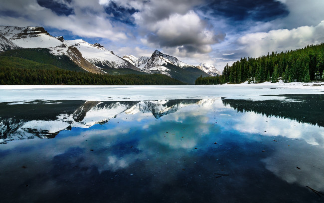 Обои картинки фото природа, реки, озера, maligne, lake, near, jasper, снег, горы, озеро, зима, alberta, canada