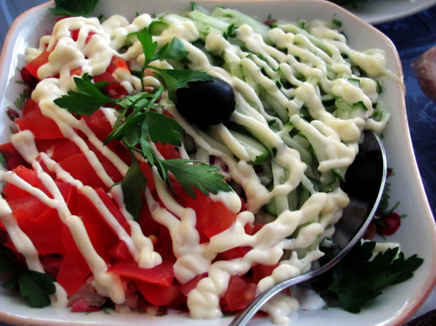 Обои картинки фото еда, салаты,  закуски, маслина, салат, петрушка, майонез