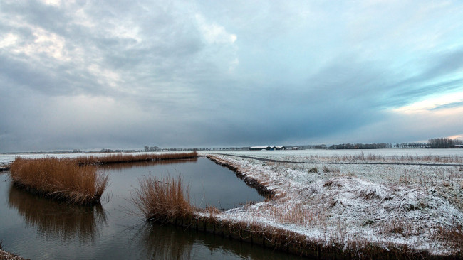 Обои картинки фото природа, реки, озера, трава, зима, снег, река