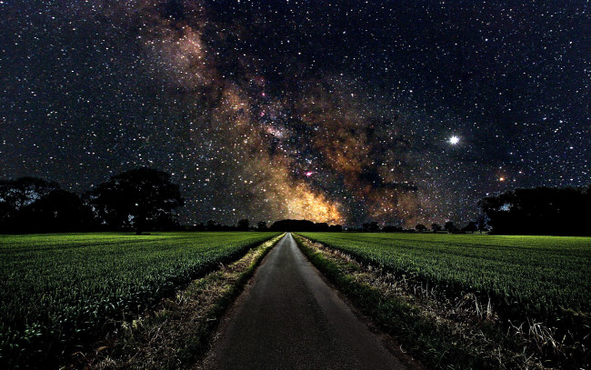 Обои картинки фото природа, дороги, ночь, дорога, небо, звездное, проселочная, поле