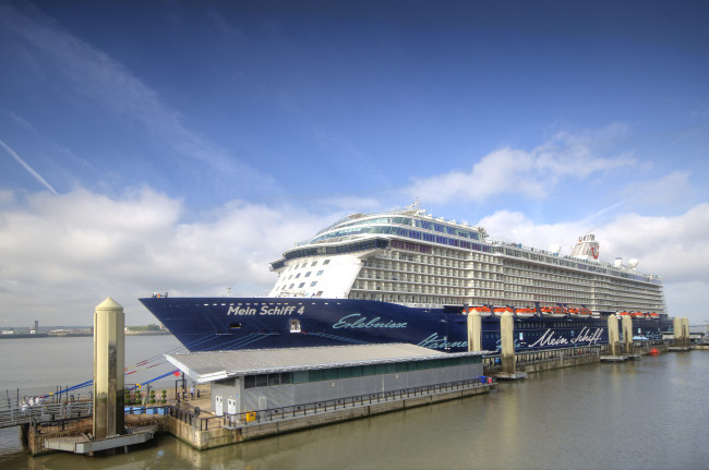 Обои картинки фото mein schiff 4 in liverpool, корабли, лайнеры, круиз, лайнер