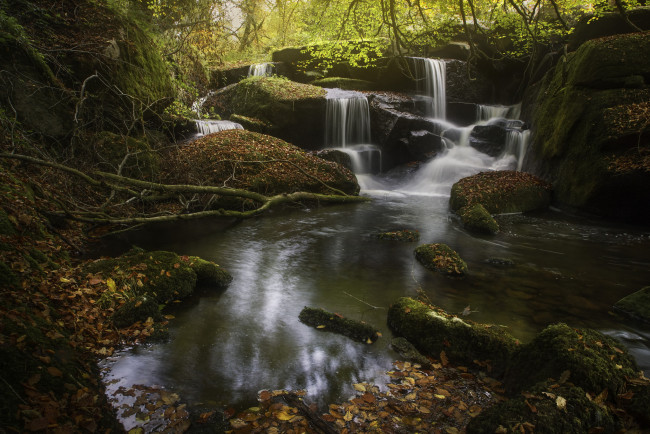 Обои картинки фото природа, водопады, stream, листья, вода, поток, водопад, осень, waterfall, autumn, water, leaves