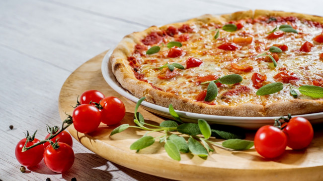 Обои картинки фото еда, пицца, черри, помидоры, шалфей, томаты