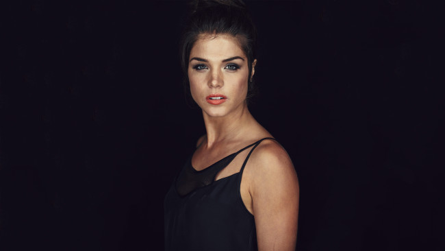 Обои картинки фото marie avgeropoulos, девушки, marie, avgeropoulos, брюнетка, топ, майка