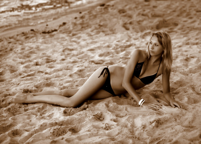 Обои картинки фото девушки, -unsort , Черно-белые обои, купальник, блондинка, браслет, песок