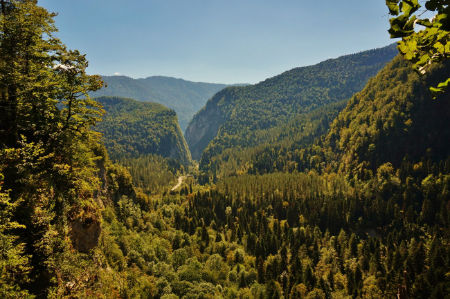Обои картинки фото юпшарское ущелье абхазия, природа, горы, юпшарское, ущелье, абхазия, кавказ, дорога