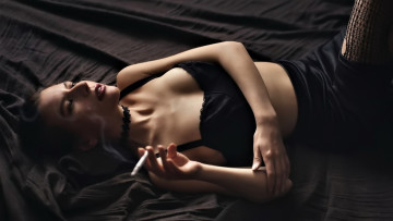 Картинка девушки -+брюнетки +шатенки брюнетка белье юбка сигарета постель