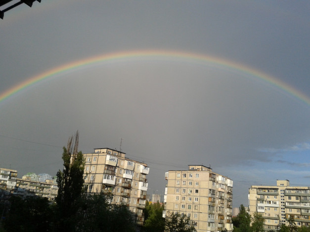 Обои картинки фото радуга на березняках в киеве, города, киев , украина, радуга, березняки, киев, лето