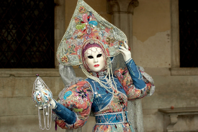 Обои картинки фото разное, маски, карнавальные, костюмы, венеция, бусы, кокошник