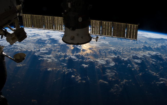 Обои картинки фото космос, космические, корабли, станции, солнечные, станция, земля, горизонт, батареи, облака, союз, роскосмос, атмосфера