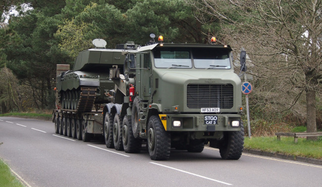 Обои картинки фото oshkosh transporter with challenger ii, техника, военная техника, перевозка, танк, транспорт
