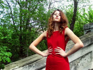 Картинка девушки -unsort+ рыжеволосые+и+другие взгляд модель красное платье деревья парк лестница склон