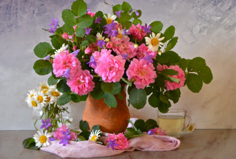 Картинка цветы букеты +композиции букет розы ромашки колокольчики платок чай