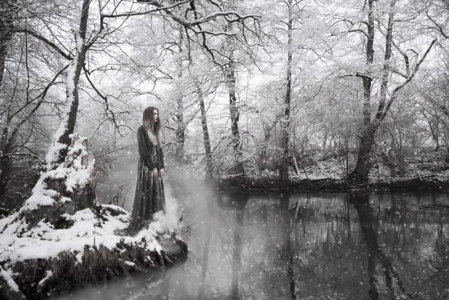 Обои картинки фото девушки, -unsort , креатив, зима, снег, река, девушка