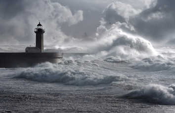 Картинка природа стихия море волны берег брызги облака маяк