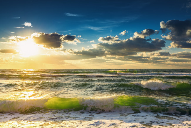 Обои картинки фото природа, моря, океаны, море, волны, берег, брызги, облака