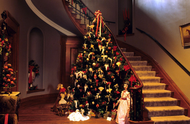 Обои картинки фото праздничные, Ёлки, елка, лестница, игрушки