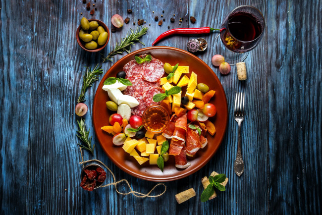 Обои картинки фото еда, разное, колбаса, ветчина, маслины, сыр, помидоры, розмарин